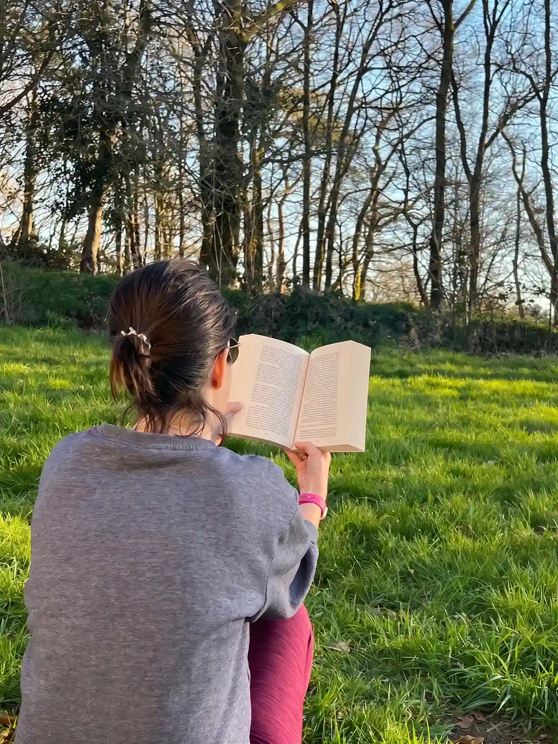 Raphaëlle en pleine lecture dans la nature